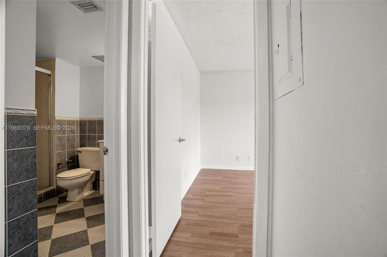 432 Lakeview Dr, Unit 201, Weston, FL 33326 Photo