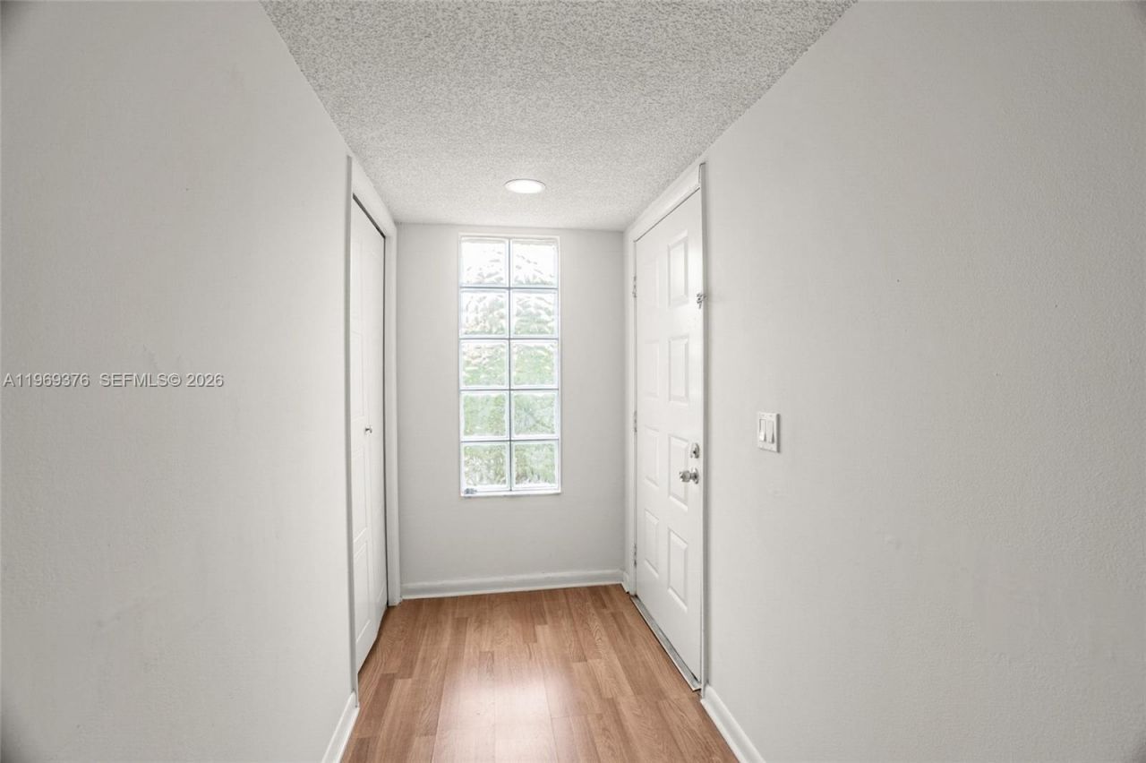 432 Lakeview Dr, Unit 201, Weston, FL 33326 Photo