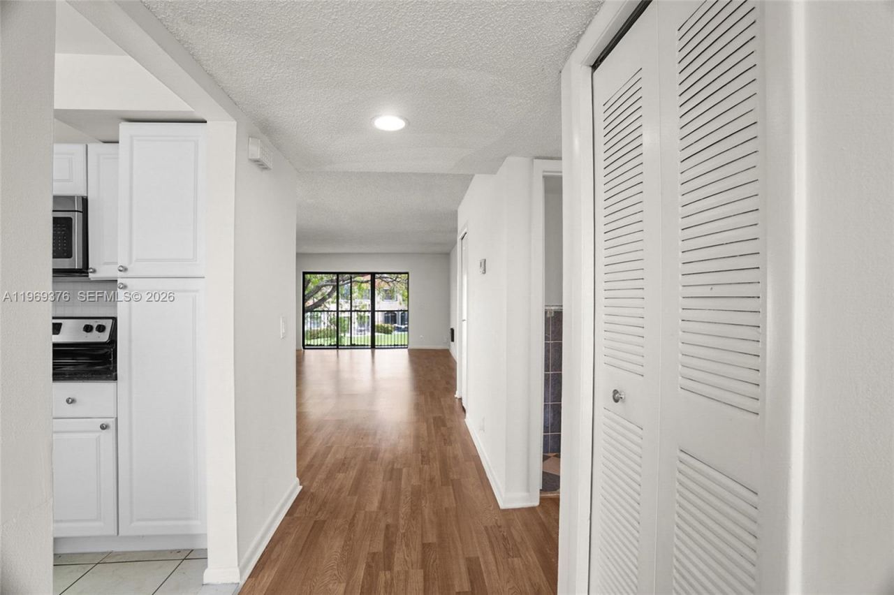 432 Lakeview Dr, Unit 201, Weston, FL 33326 Photo