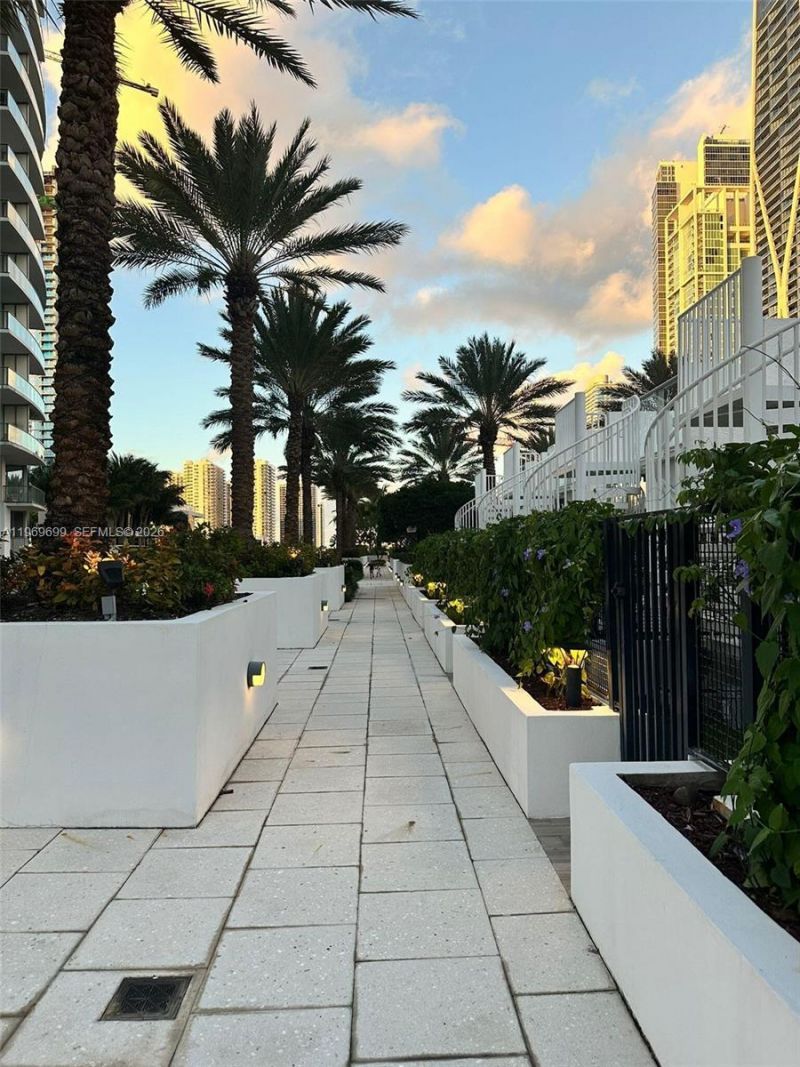851 NE 1st Ave, Unit 2212, Miami, FL 33132 Photo
