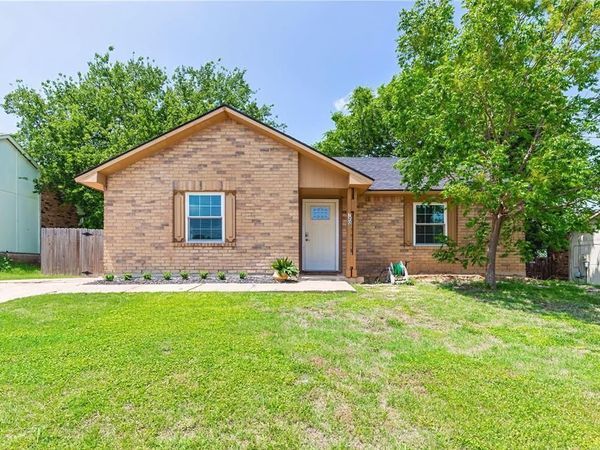 720 Sandstone Drive, Fort Worth, TX 76120
