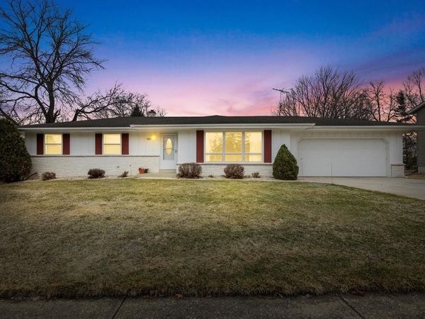 1621 Woodridge ROAD, West Bend, WI 53095