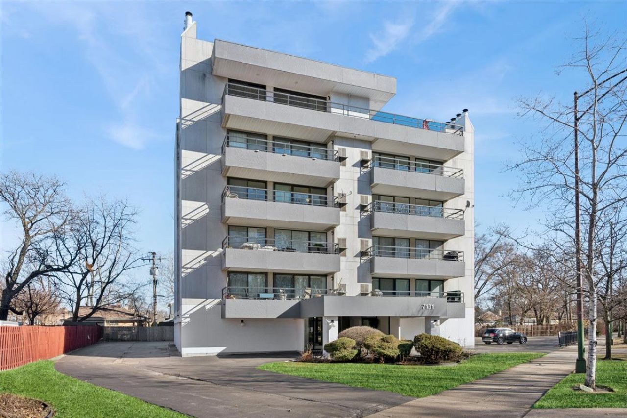 7131 N Caldwell Avenue, Unit 4N, Chicago, IL 60646 Main Photo