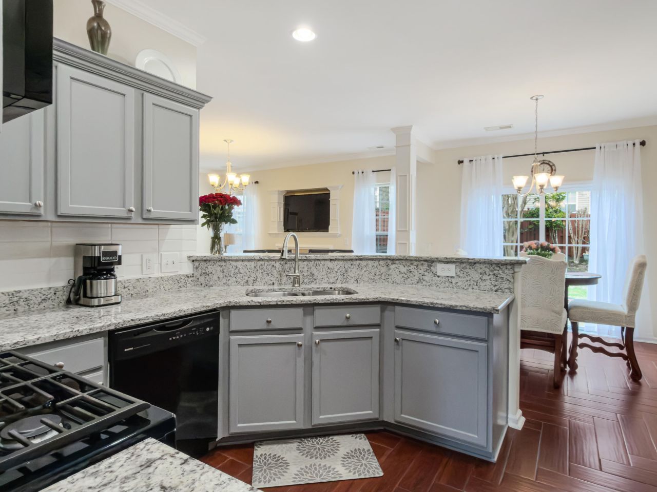 5000 Whitfield Court Photo 4