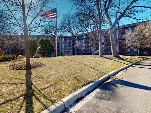 120 Lakeview Drive, Unit 110, Bloomingdale, IL 60108