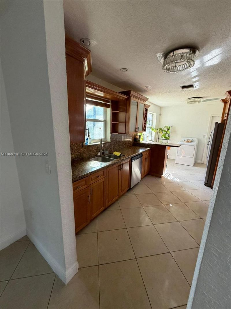 150 NE 164th St, Miami, FL 33162 Photo