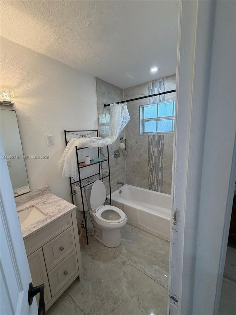 150 NE 164th St, Miami, FL 33162 Photo