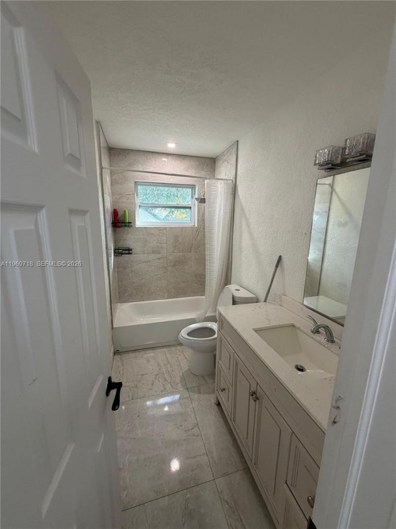 150 NE 164th St, Miami, FL 33162 Photo