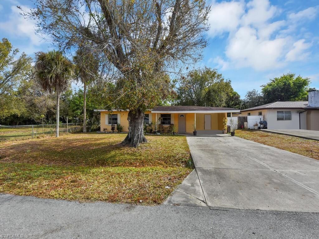 2124 E Gardenia Cir , North Fort Myers, FL 33917 Photo