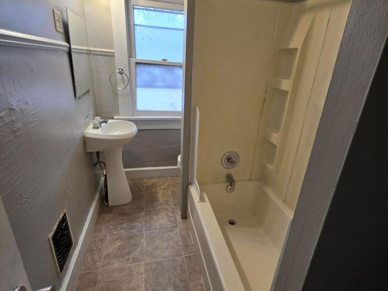 2082 N 4th Street, Columbus, OH 43201 Photo 12