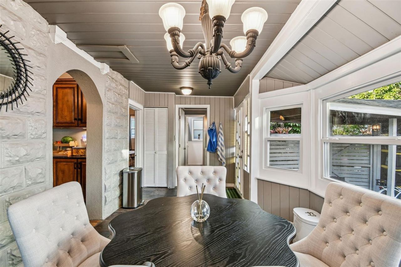 945 11th Street N, Saint Petersburg, FL 33705 Photo