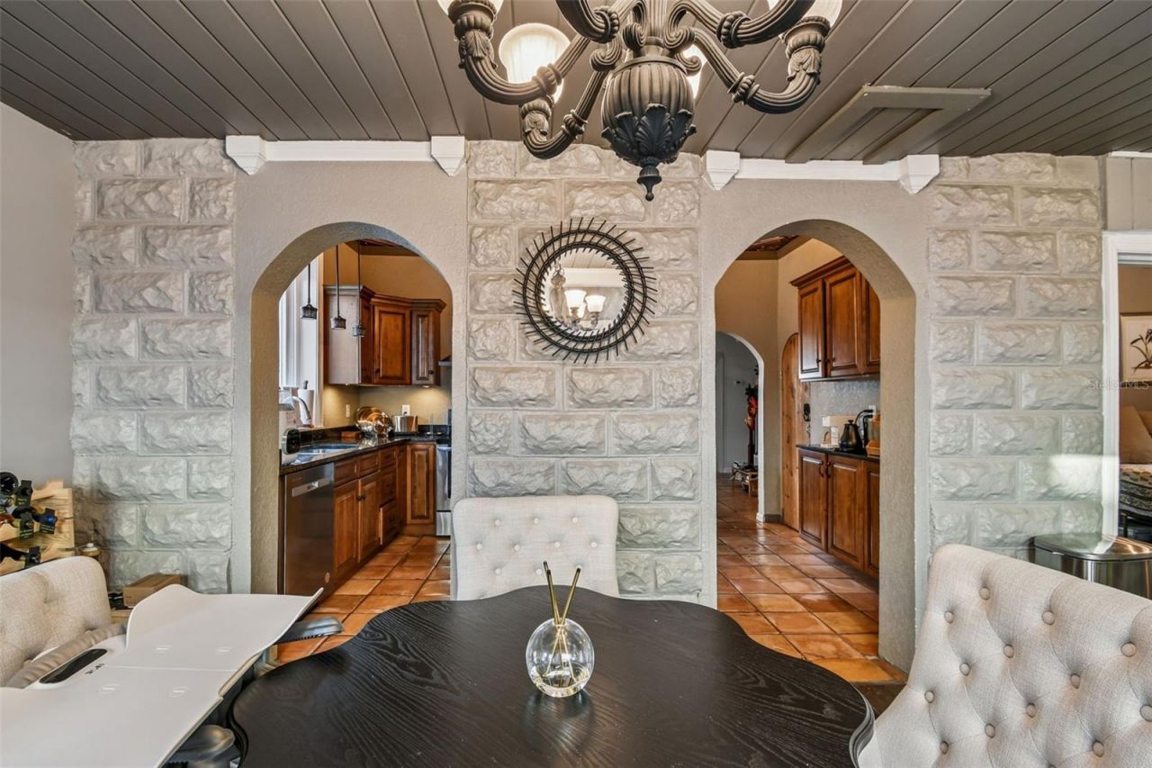 945 11th Street N, Saint Petersburg, FL 33705 Photo