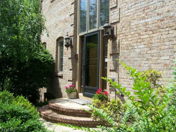 4 Dearburn Ct, Florham Park, NJ 07932