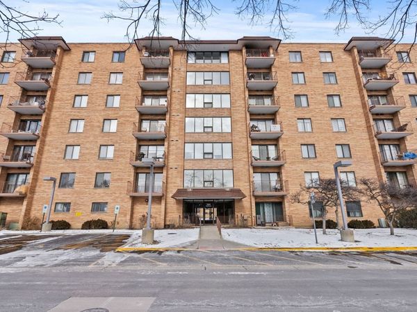 1777 W CRYSTAL Lane, Unit 307, Mount Prospect, IL 60056