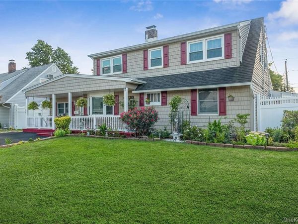 36 Robin Lane, Levittown, NY 11756