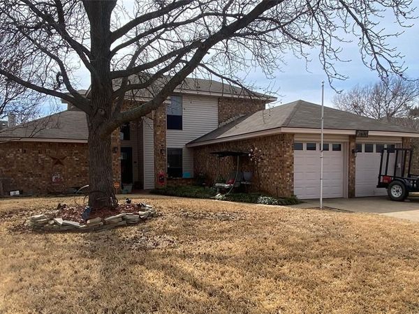 2629 Fairmont Drive, Grand Prairie, TX 75052