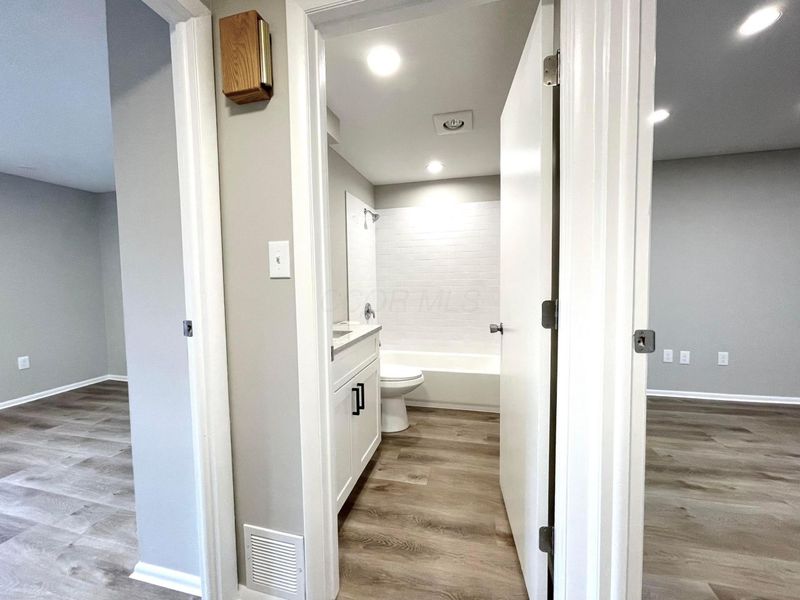 1046 Merrimar Circle N, Unit I, Columbus, OH 43220 Photo 16