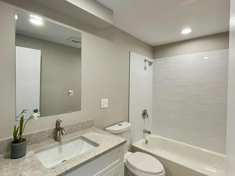 1046 Merrimar Circle N, Unit I, Columbus, OH 43220 Photo 17