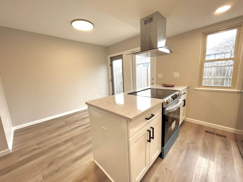 1046 Merrimar Circle N, Unit I, Columbus, OH 43220 Photo 7