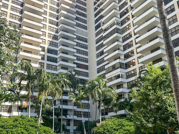 2500 Parkview Dr, Unit 615, Hallandale Beach, FL 33009