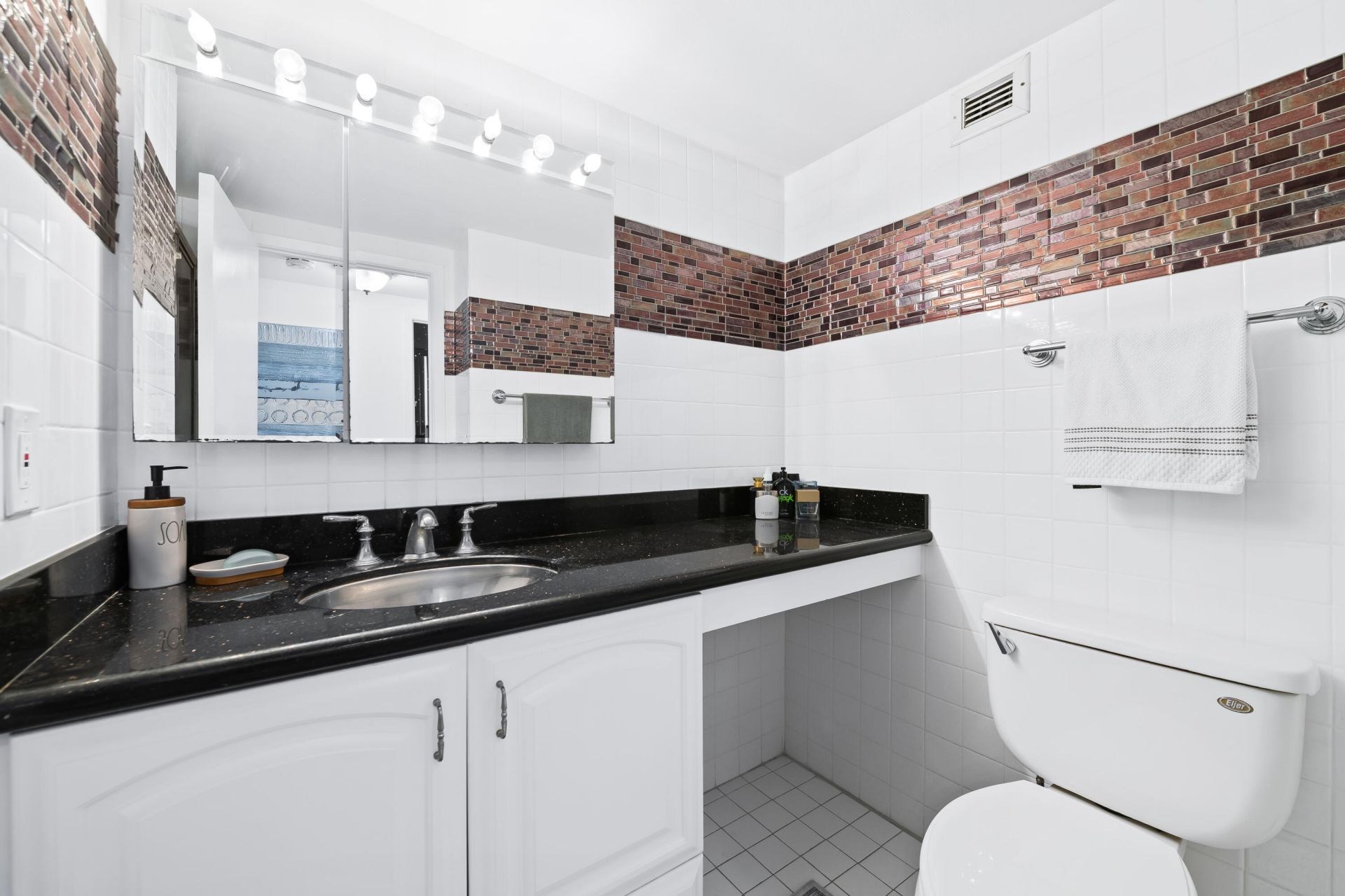 2500 Parkview Drive, Unit 615, Hallandale Beach, FL 33009 Photo