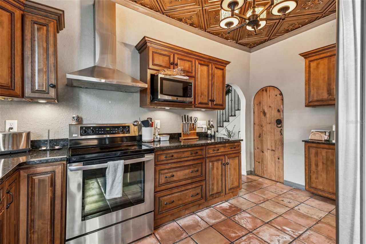 945 11th Street N, Saint Petersburg, FL 33705 Photo