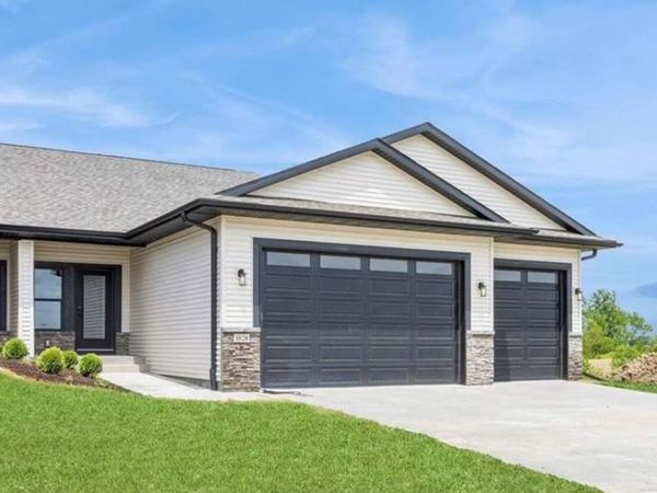 1028 Highland Trail, Solon, IA 52333