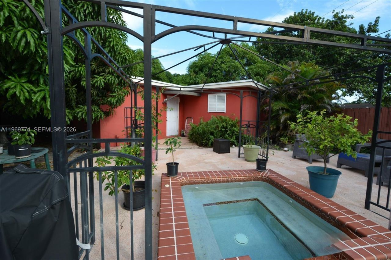 890 E 38th St , Hialeah, FL 33013 Photo