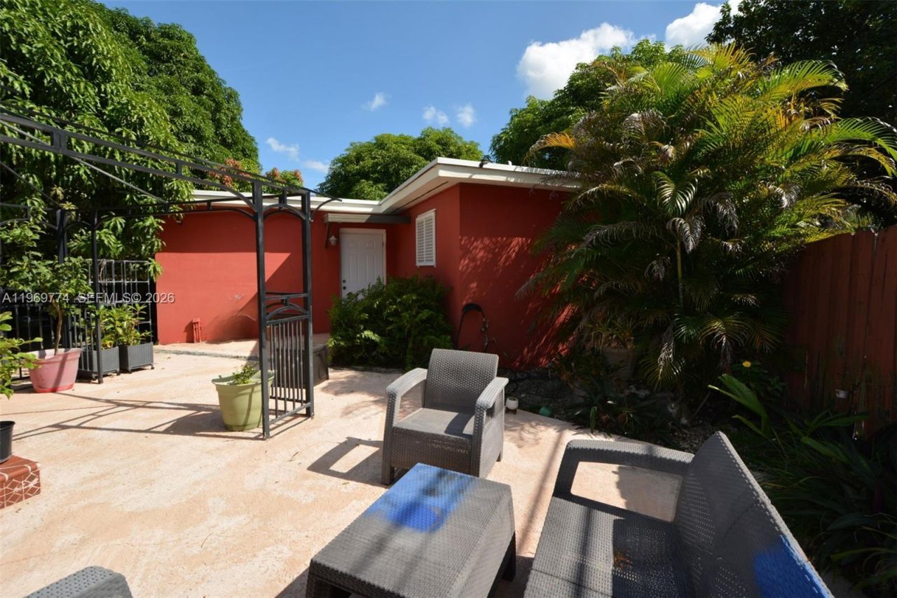 890 E 38th St , Hialeah, FL 33013 Photo