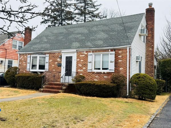 31 Prince Street, New Hyde Park, NY 11040