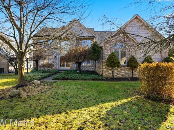 887 Grovecrest, Rochester Hills, MI 48307