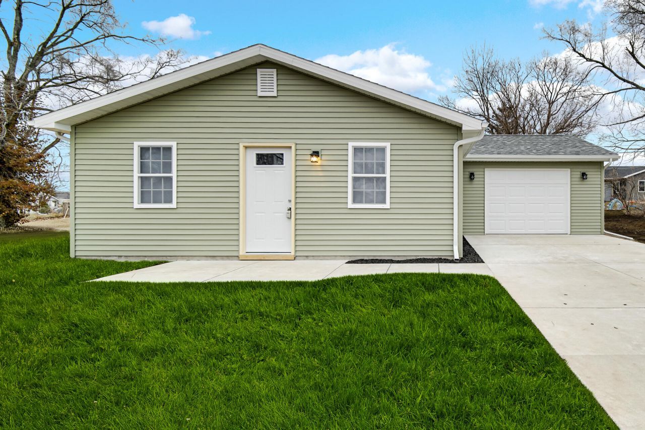 285 S Ivanhoe Road, Kingsford Heights, IN 46346 Main Photo