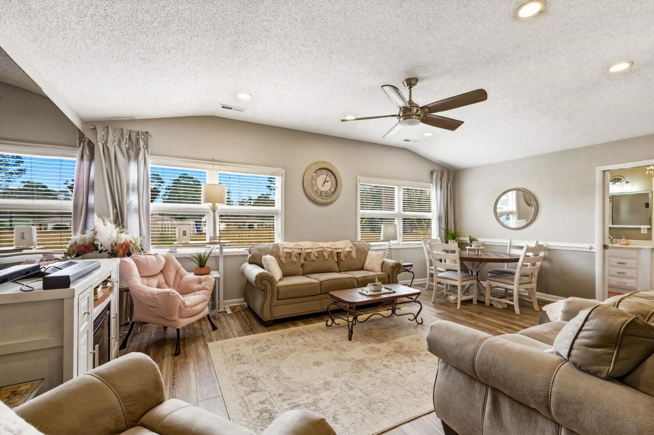 3639 Cactus St. Photo 6