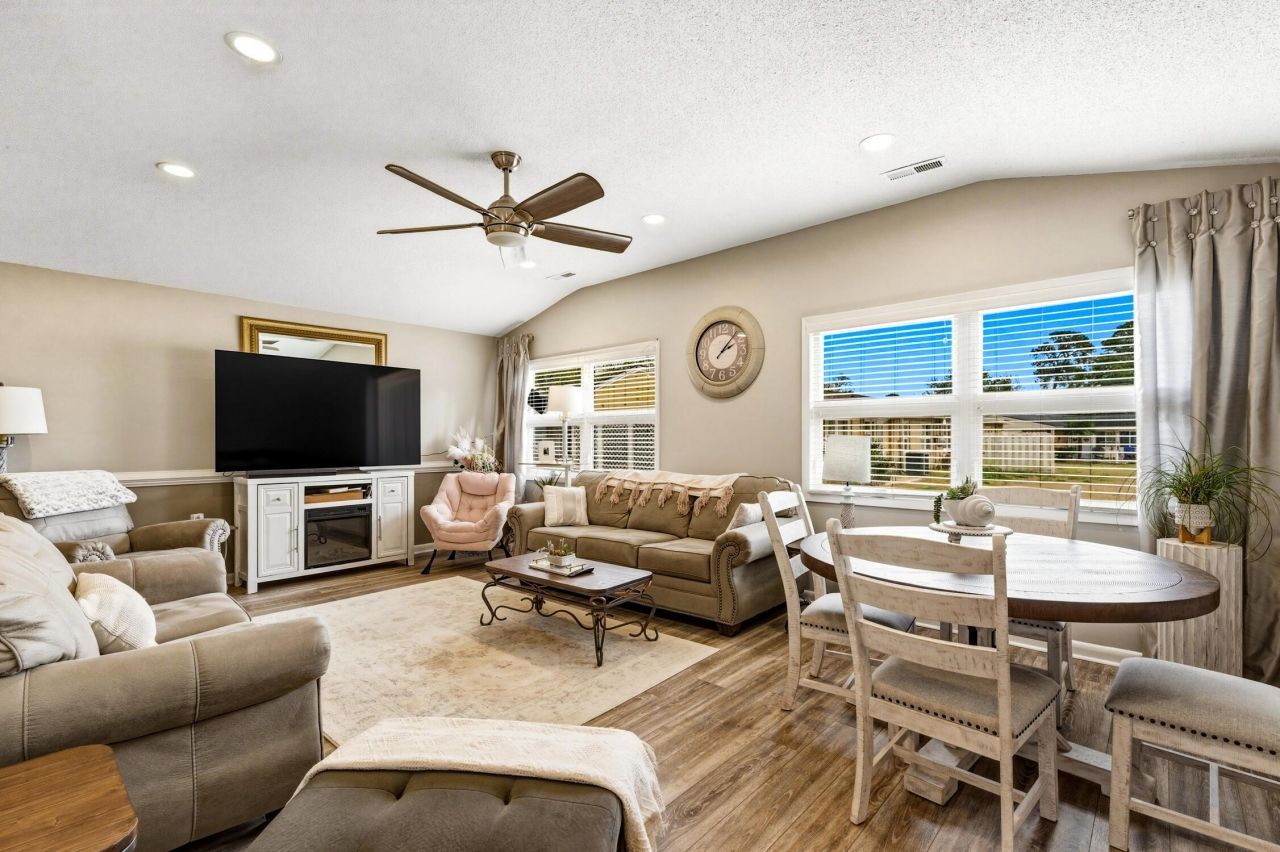 3639 Cactus St. Photo 7