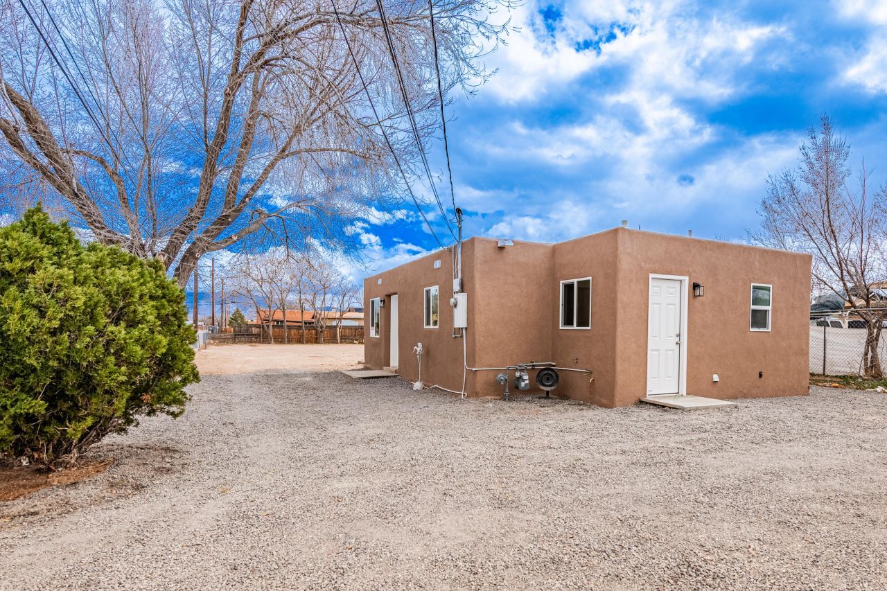 2706 Floral Road Nw, Albuquerque, NM 87104 Main Photo
