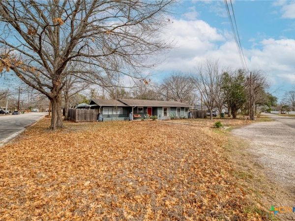 1233 Orange Street, Lockhart, TX 78644