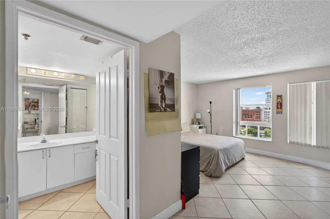 2351 Douglas Rd, Unit 1104, Miami, FL 33145 Photo