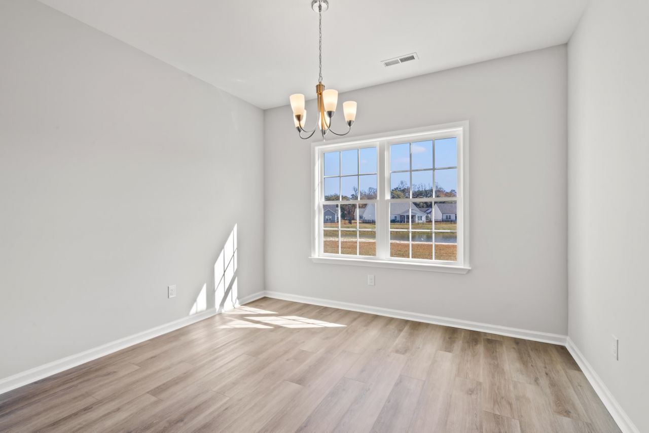 1005 Oakley St. Photo 4