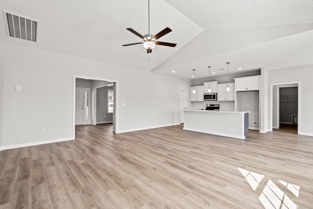 1005 Oakley St. Photo 5