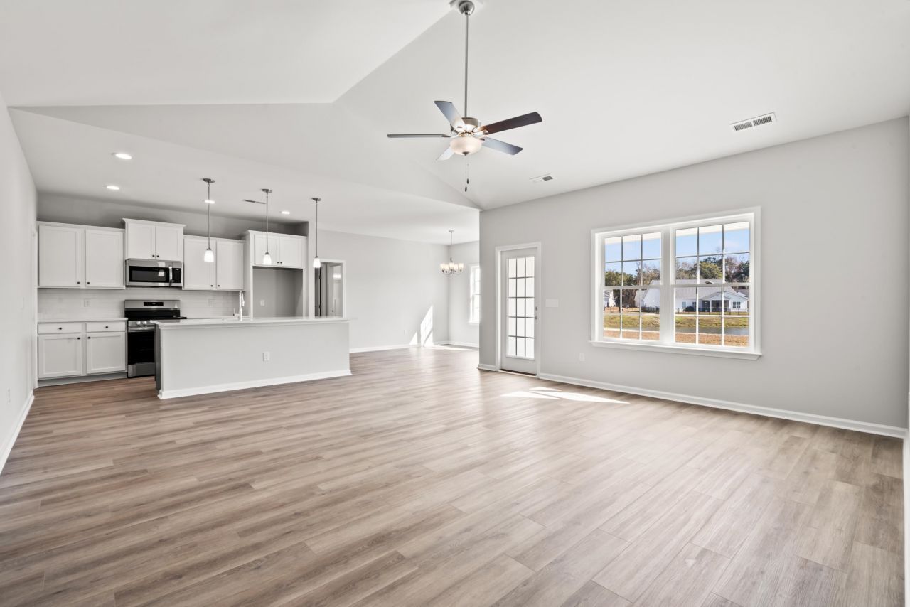 1005 Oakley St. Photo 6