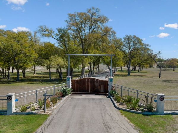 521 Bluff Creek, Center Point, TX 78010