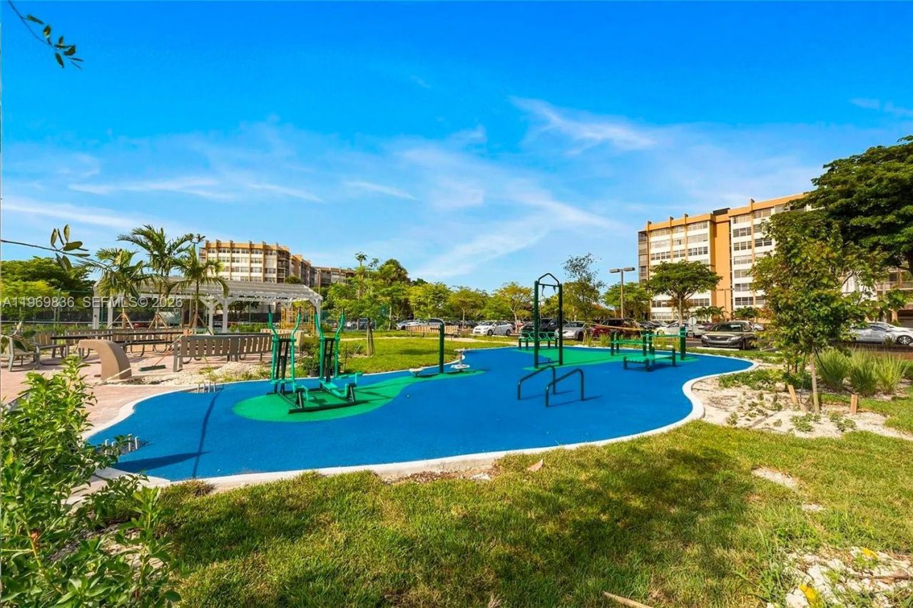 900 Saint Charles Pl , Unit 316, Pembroke Pines, FL 33026 Photo