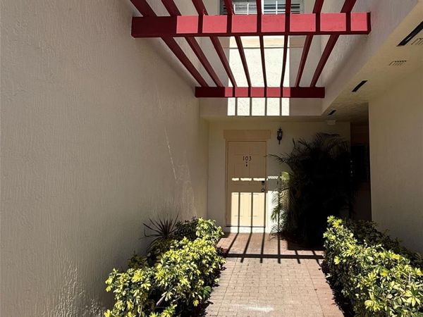 504 7th Sq, Unit 103, Vero Beach, FL 32962