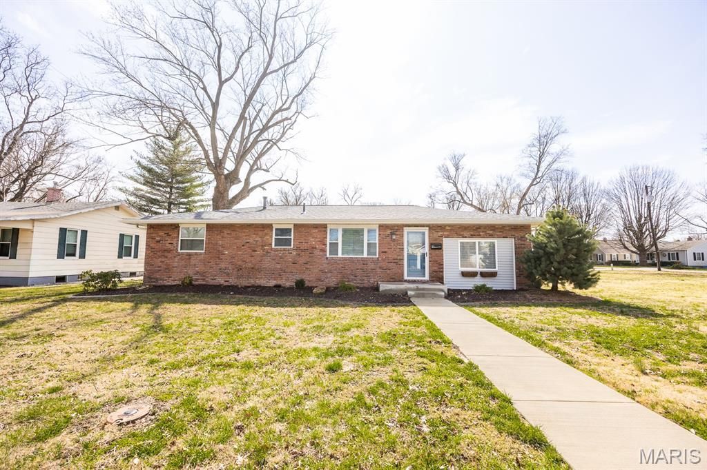 912 Brinkmann Avenue, Edwardsville, IL 62025 Main Photo