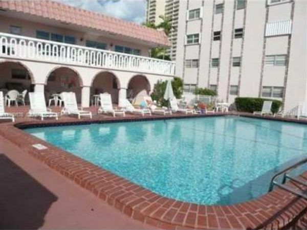 3181 S Ocean Dr, Unit 304, Hallandale Beach, FL 33009