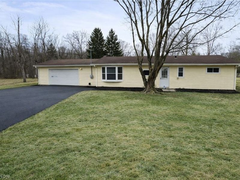 18832 Maplewood Lane, Chagrin Falls, OH 44023 Photo 2