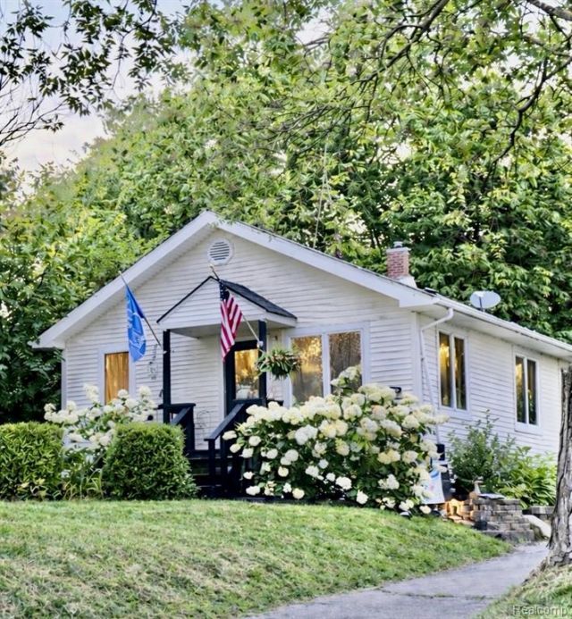 1820 W Genesee Street, Lapeer, MI 48446 Main Photo