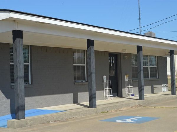 802 W Front Street , De Kalb, TX 75559