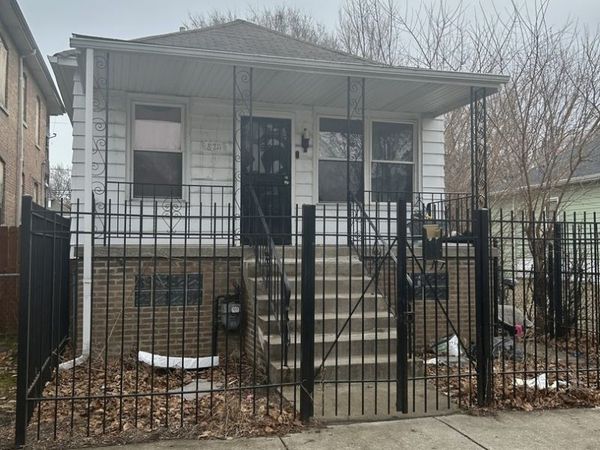 8211 S Saginaw Avenue, Chicago, IL 60617
