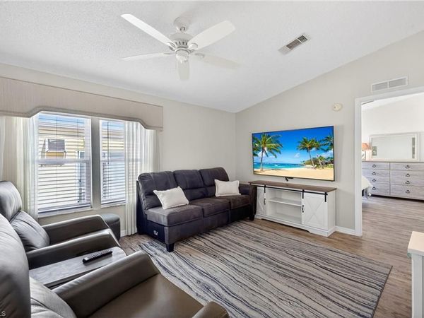 10390 Wales LOOP, BONITA SPRINGS, FL 34135